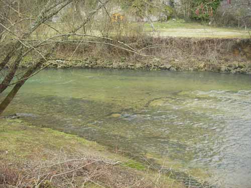 L'aval du pont en face du restaurant.